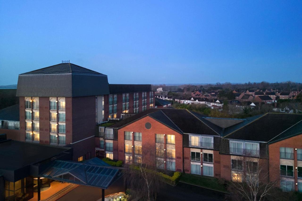 Delta Hotels By Marriott Heathrow Windsor Exterior foto