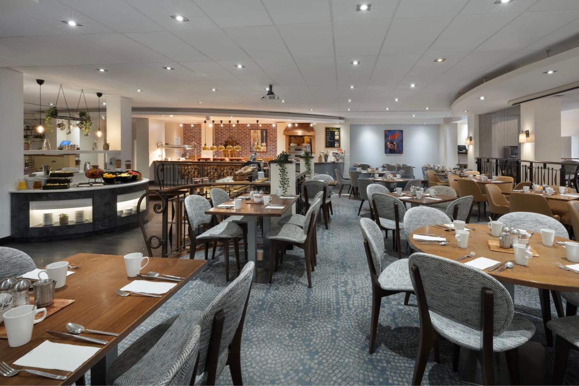 Delta Hotels By Marriott Heathrow Windsor Exterior foto