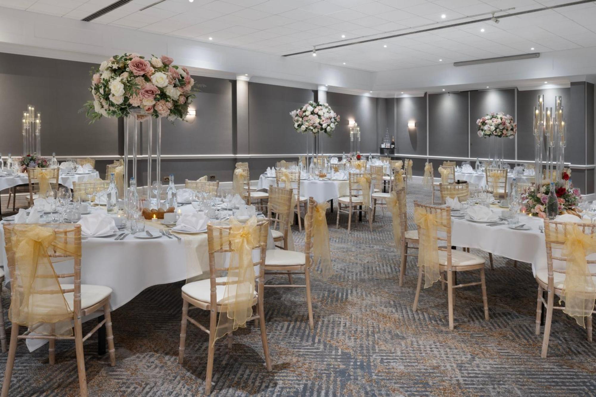 Delta Hotels By Marriott Heathrow Windsor Exterior foto