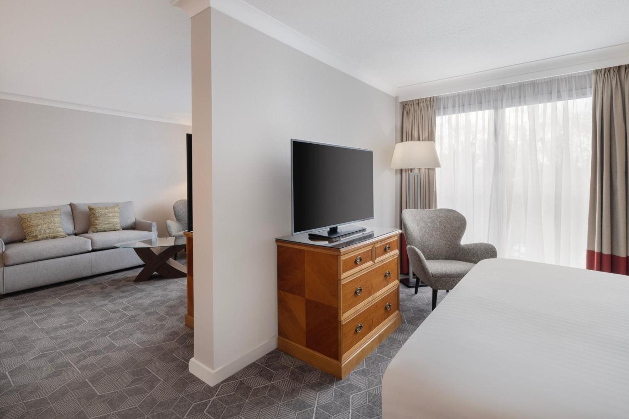 Delta Hotels By Marriott Heathrow Windsor Exterior foto