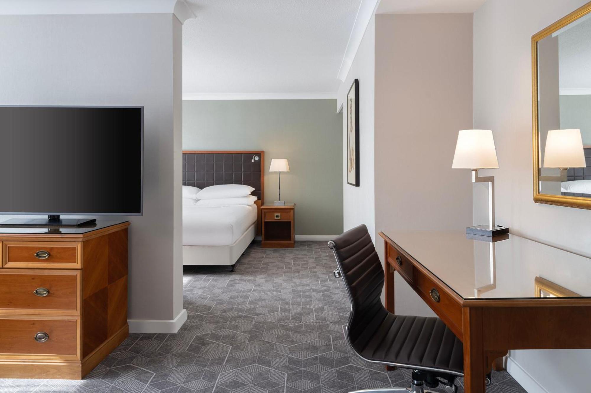 Delta Hotels By Marriott Heathrow Windsor Exterior foto