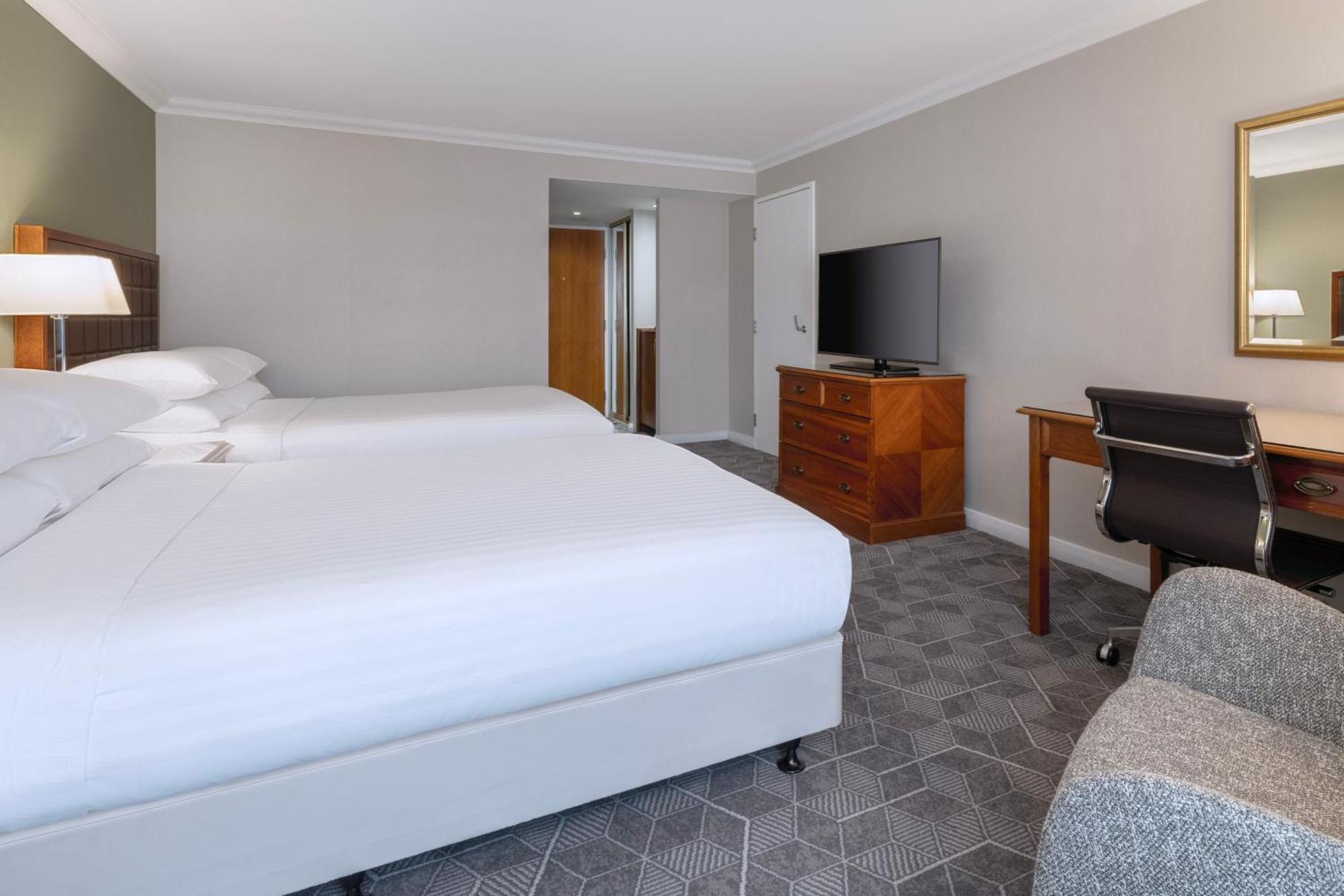 Delta Hotels By Marriott Heathrow Windsor Exterior foto