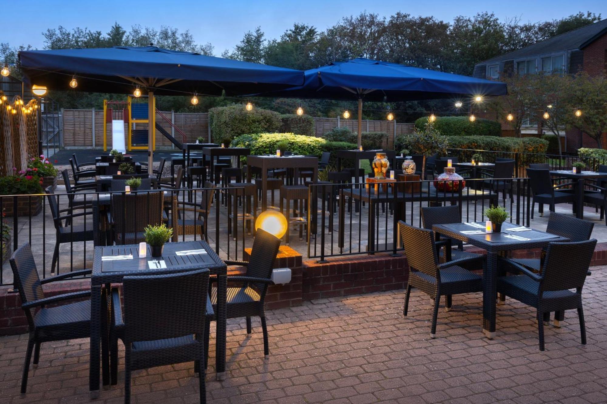 Delta Hotels By Marriott Heathrow Windsor Exterior foto