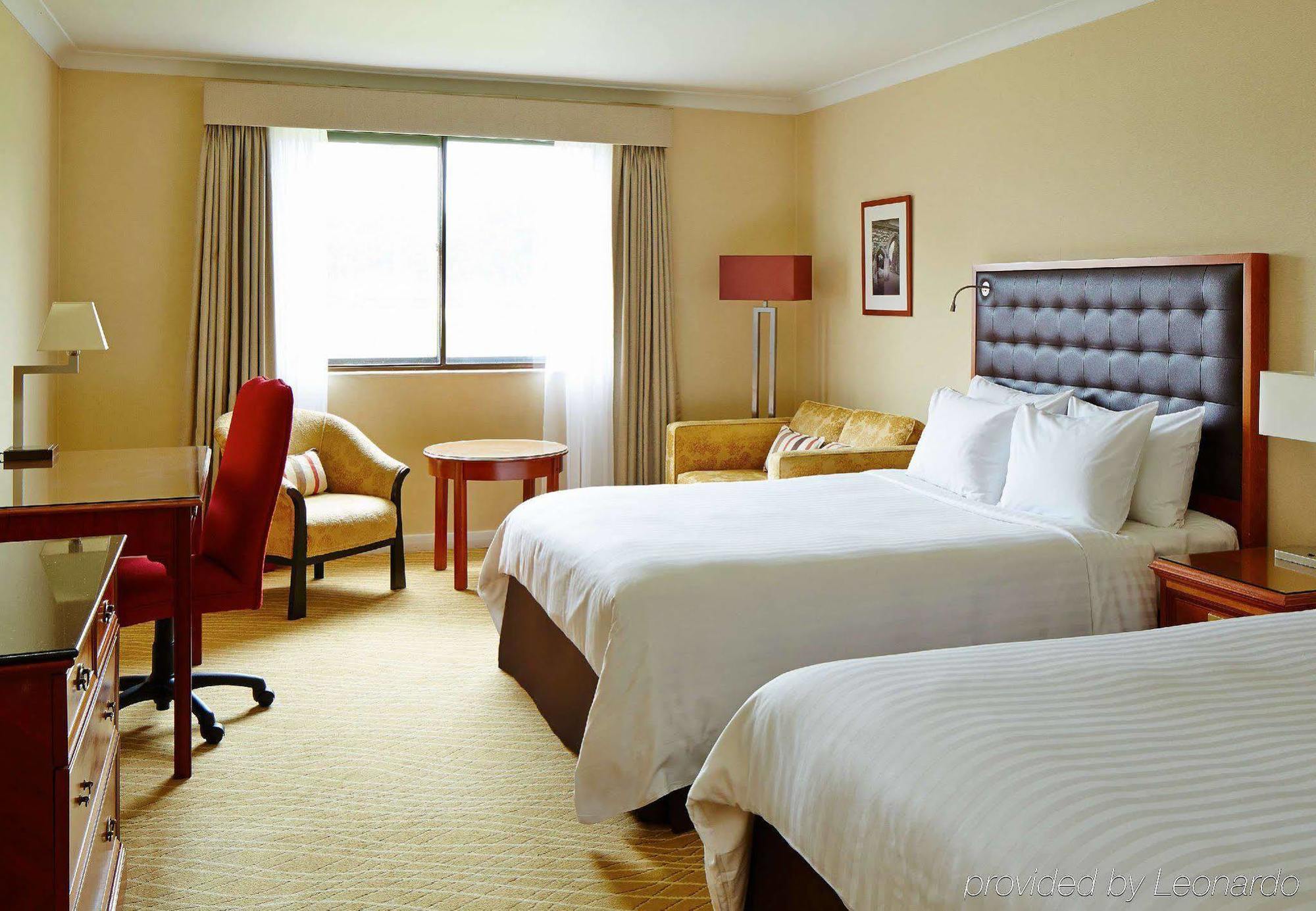 Delta Hotels By Marriott Heathrow Windsor Exterior foto